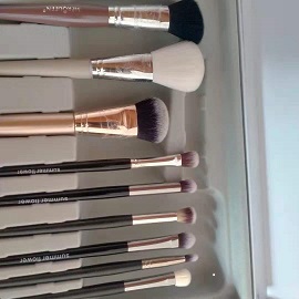 10 sets of brushes made of synthetic wool