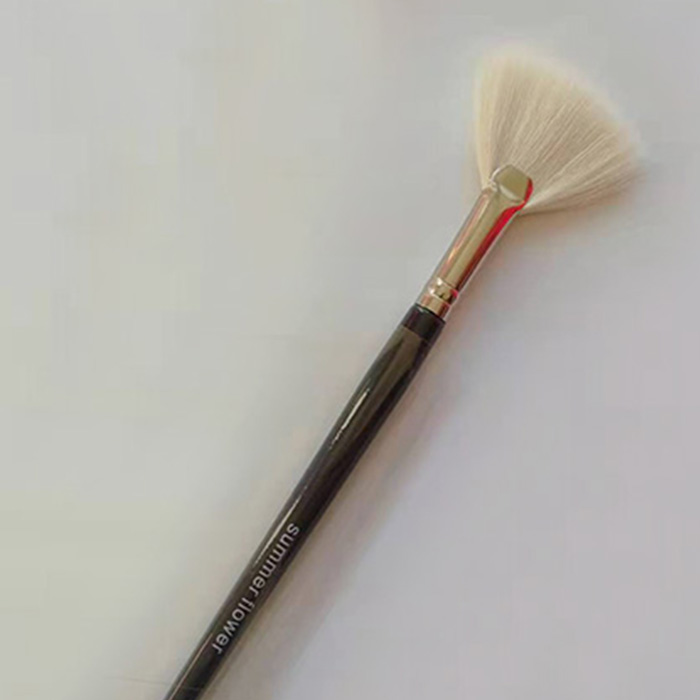 Fan-shaped-highlight-brush-made-of-wool1
