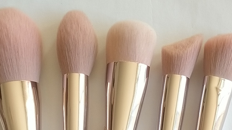 Fiber-hair-material-blush-highlighting-brush1