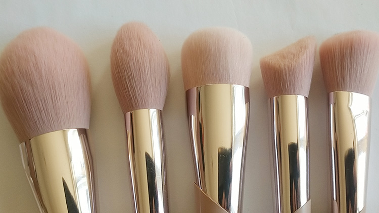 Fiber-hair-material-blush-highlighting-brush