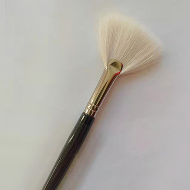 Fan-shaped highlight brush made of wool